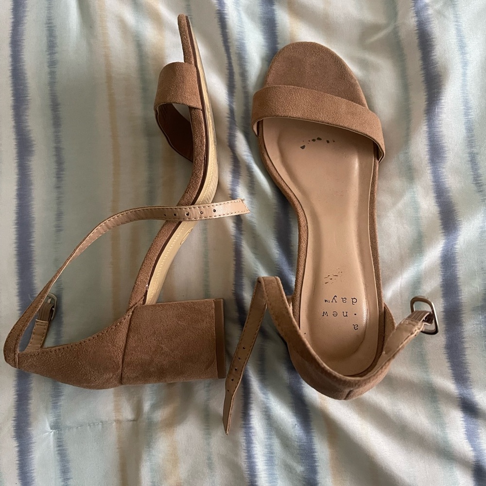 Low heel heels in tan